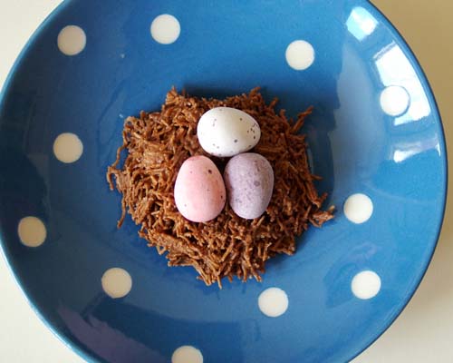 Easter nest on spotty plate (500)