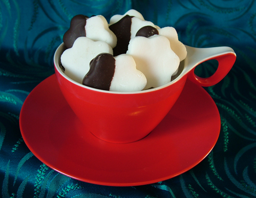 Peppermint creams in retro cup (500)